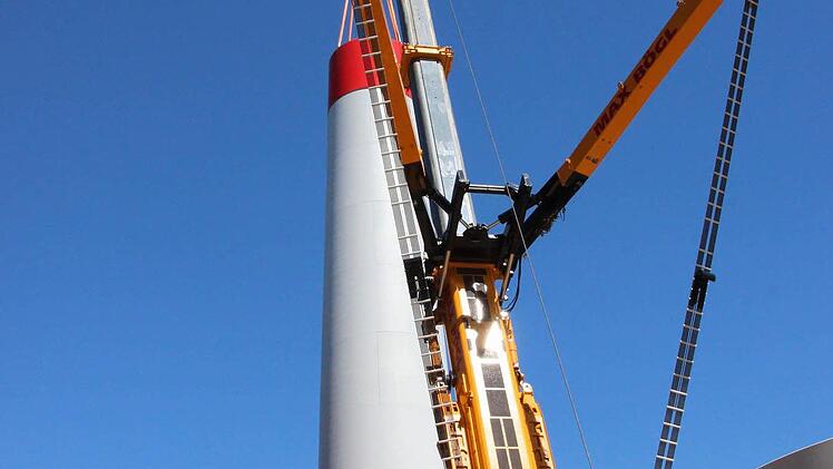 ... und wird millimetergenau aufgesetzt.  Foto: Friedwald Schedel
