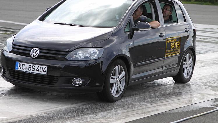 Fahrlehrer Wolfgang Hartan und Georg Bayer geben den Fahranfängern wertvolle Tipps.  Foto: Michael Wunder