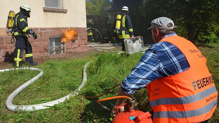 Unter realistischen Bedingungen übten die Feuerwehren aus Bad Kissingen, sowie Aschach und Oberthulba den Ernstfall.  Foto: Peter Rauch