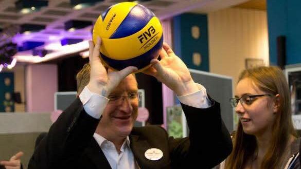 Stellvertretender Schulleiter Martin Pöhner stellt seine Volleyballkünste am Stand des TV Ebern unter Beweis. Foto: Jule Müller