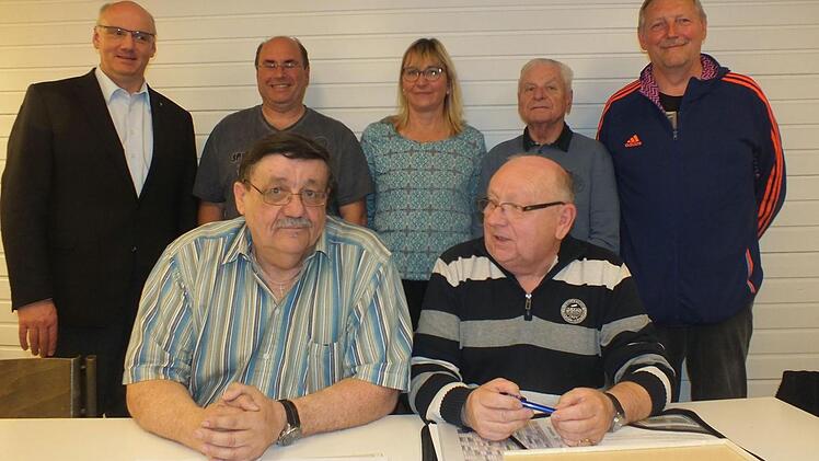 Stadtpfarrer Helmut Hetzel beglückwünschte Manfred Frankenberger, Monika Frankenberger, Josef Welker, Werner Bohn (hinten v. l.), Hans Schmitt und Werner Heilmann (vorne v. l.) zur Wahl. Foto: Manfred Welker