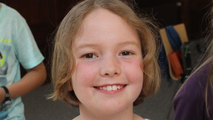 Magdalena (10) aus Bamberg: "Ich fand das mit dem Duft interessant, also dass es sein kann, dass man einen Lehrer hat, den man nicht mag, und der ein Parfum benutzt. Riecht ein anderer, den man nicht kennt, auch so, findet man den vielleicht auch blöd. Es liegt dann  am Parfum."  Foto: Barbara Herbst