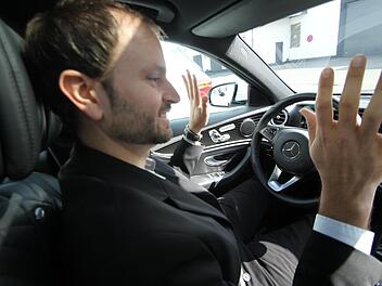 Autonomes Fahren: Der Autonutzer hat in Zukunft die Hände frei. Foto: Archiv/Hamacher