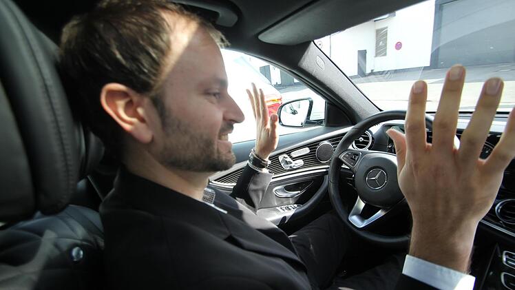Autonomes Fahren: Der Autonutzer hat in Zukunft die Hände frei. Foto: Archiv/Hamacher