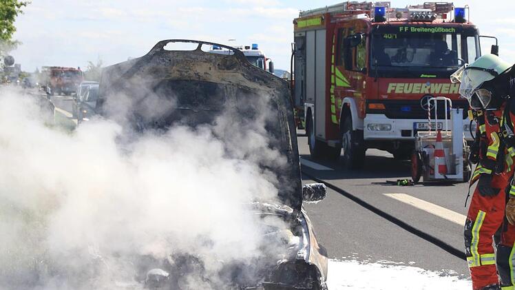 Nach einem Unfall fing eine Limousine auf der A3 Feuer. Ersthelfer retteten den Fahrer aus dem brennenden Auto. Symbolbild: News5/Merzbach