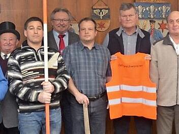 Im Markt Pressig freut man sich über drei neue Feldgeschworene: (von links) Werner Schülein, Georg Ziegler (Standartenträger), Bernd Krautwurst, Bürgermeister Hans Pietz, Andreas Dauer, Georg Pabstmann (stellvertretender Kreisvorsitzender), Baptist Vetter (Kreisvorsitzender) und Andreas Schorn (Leiter Bauwesen Markt Pressig).  Foto: K.-H. Hofmann