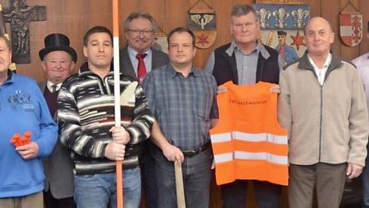 Im Markt Pressig freut man sich über drei neue Feldgeschworene: (von links) Werner Schülein, Georg Ziegler (Standartenträger), Bernd Krautwurst, Bürgermeister Hans Pietz, Andreas Dauer, Georg Pabstmann (stellvertretender Kreisvorsitzender), Baptist Vetter (Kreisvorsitzender) und Andreas Schorn (Leiter Bauwesen Markt Pressig).  Foto: K.-H. Hofmann