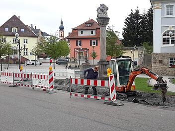 Die Baustelle am Alten Rathaus ist eingerichtet. Dort entsteht in den nächsten Wochen eine neue Bushaltelle, die später die momentan noch existierende Anlage am Haus Waldenfels ersetzt. Foto: Rolf Pralle