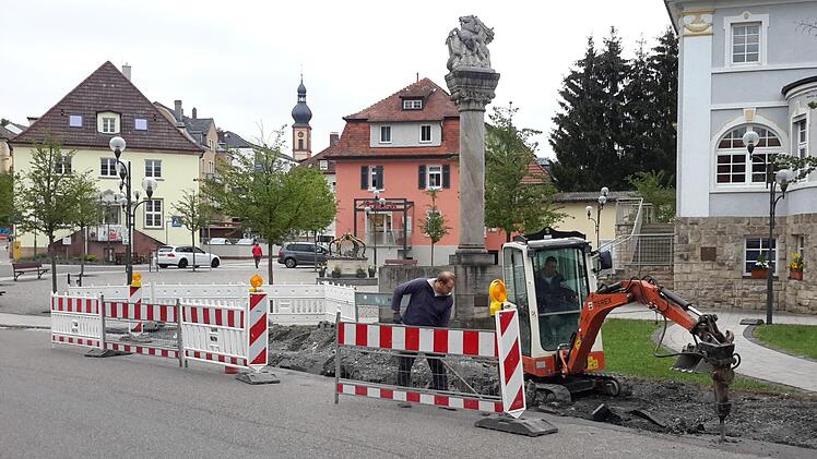 Die Baustelle am Alten Rathaus ist eingerichtet. Dort entsteht in den nächsten Wochen eine neue Bushaltelle, die später die momentan noch existierende Anlage am Haus Waldenfels ersetzt. Foto: Rolf Pralle