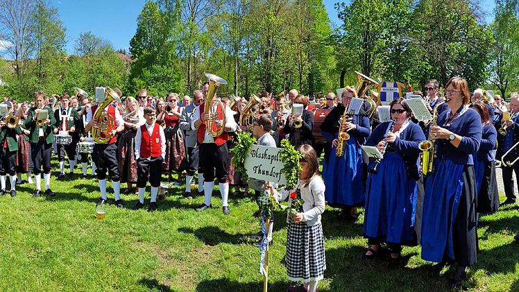 Der Gesamtchor aller am Festumzug beteiligten Kapellen spielten zusammen. Foto: Dieter Britz