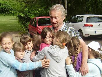 Beim Aufenthalt im Pfadfinderheim Fornbach bedanken sich Kinder bei Dieter Wolf.Rainer Lutz