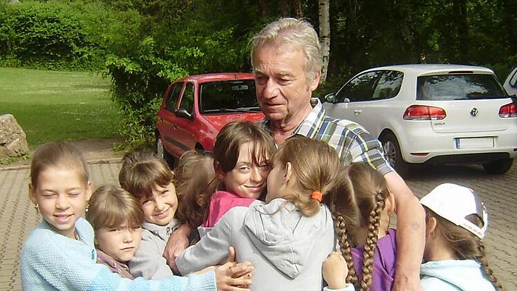 Beim Aufenthalt im Pfadfinderheim Fornbach bedanken sich Kinder bei Dieter Wolf.Rainer Lutz