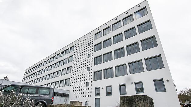 Der Schulleiter des W&uuml;rzburger Matthias-Gr&uuml;newald-Gymnasiums wird von "Querdenkern" bel&auml;stigt.