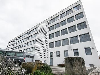 Der Schulleiter des Würzburger Matthias-Grünewald-Gymnasiums wird von "Querdenkern" belästigt.