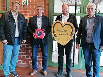 Aufsichtsratsvorsitzender Marco Weidner, Zweiter Bürgermeister Markus Pfadenhauer, Geschäftsstellenleiter Stefan Düsel und Bürgermeister Max Zeulner freuen sich über die Spende.
