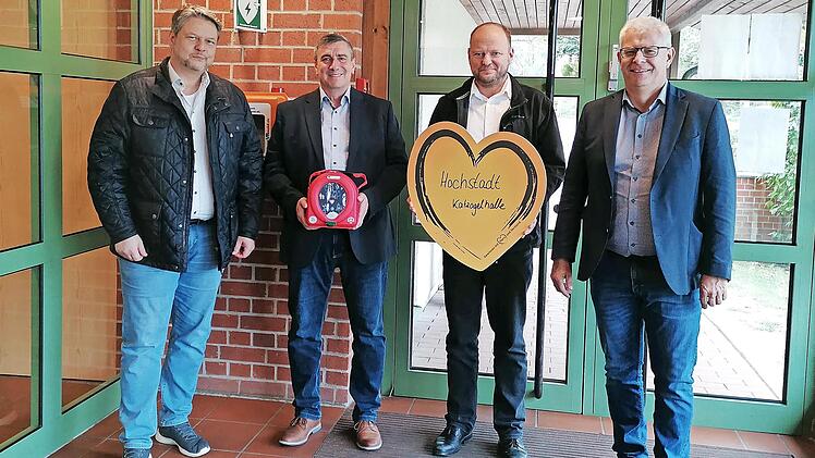 Aufsichtsratsvorsitzender Marco Weidner, Zweiter Bürgermeister Markus Pfadenhauer, Geschäftsstellenleiter Stefan Düsel und Bürgermeister Max Zeulner freuen sich über die Spende.