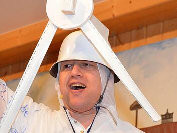 Als "fleischgewordenes Windkraftrad" stand Andreas Rumberg im vergangenen Jahr beim Bunten Abend in Zahlbach auf der Bühne. Auch heuer wird er sich voraussichtlich am Programm beteiligen.  Foto: Archiv/Peter Rauch
