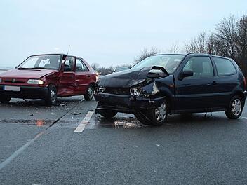 Die auf der B470 verunglückten Fahrzeuge. Foto: Peter Groscurth