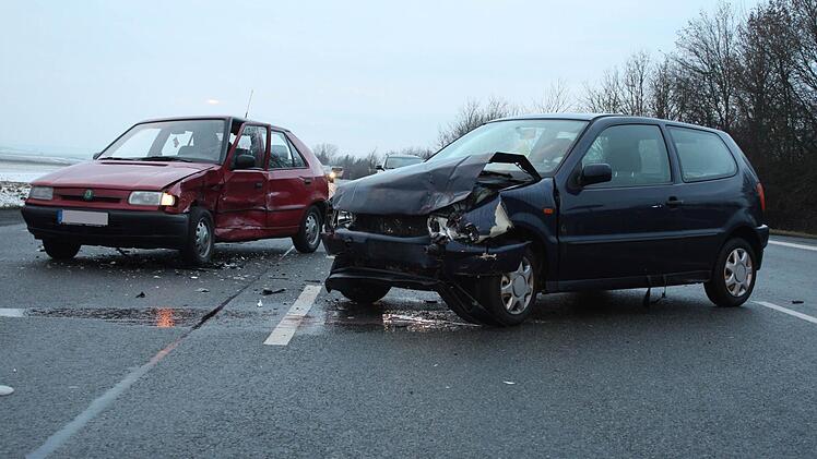 Die auf der B470 verunglückten Fahrzeuge. Foto: Peter Groscurth