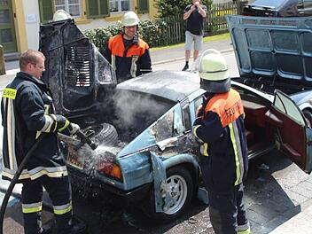 Die Feuerwehr war schnell, aber nicht schnell genug. Der Motorraum des "Beta Montecarlo, der 120 PS unter der Haube hatte, brannte aus. Die Hitzeentwicklung war so stark, dass sich der Lack in Lappen von dem zweisitzigen Coupé löste.  Foto: Eckehard Kiesewetter