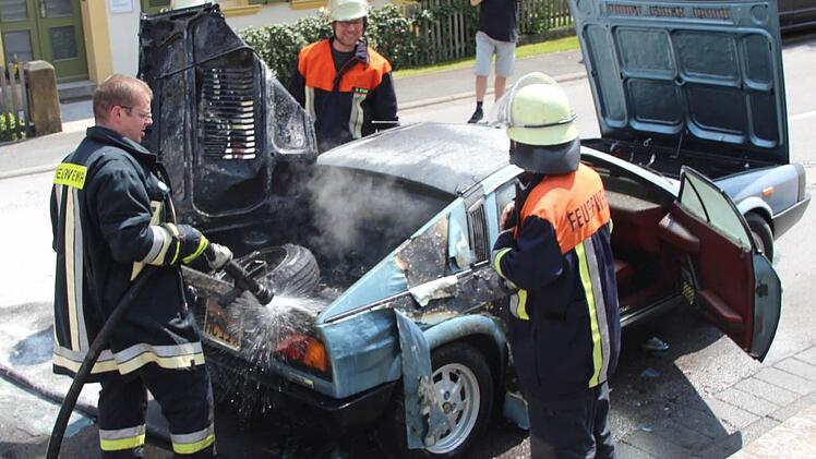Die Feuerwehr war schnell, aber nicht schnell genug. Der Motorraum des "Beta Montecarlo, der 120 PS unter der Haube hatte, brannte aus. Die Hitzeentwicklung war so stark, dass sich der Lack in Lappen von dem zweisitzigen Coupé löste.  Foto: Eckehard Kiesewetter