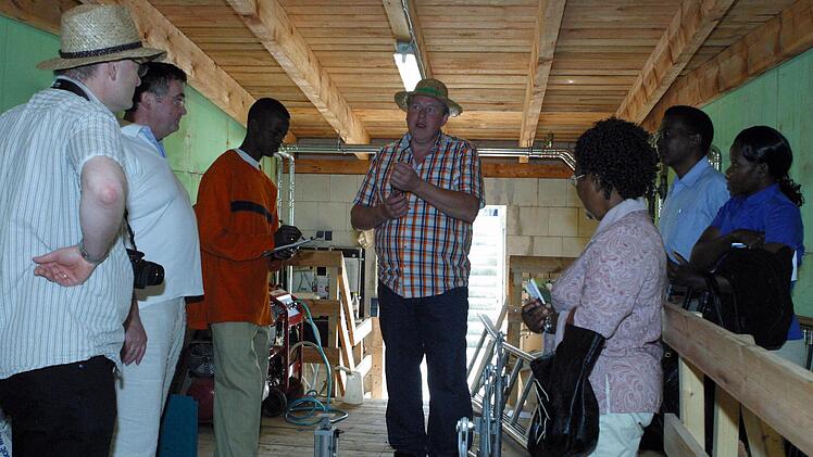 Im Zwischenhaus erläutern Geschäftsführer Albert Sebald (Bildmitte) und Gerhard Rößner (2. von links) den Gästen die einzelnen Schritte der Vergärung.
