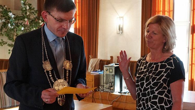 Armin Warmuth vereidigt Rita Schaupp als dritte Bürgermeisterin.