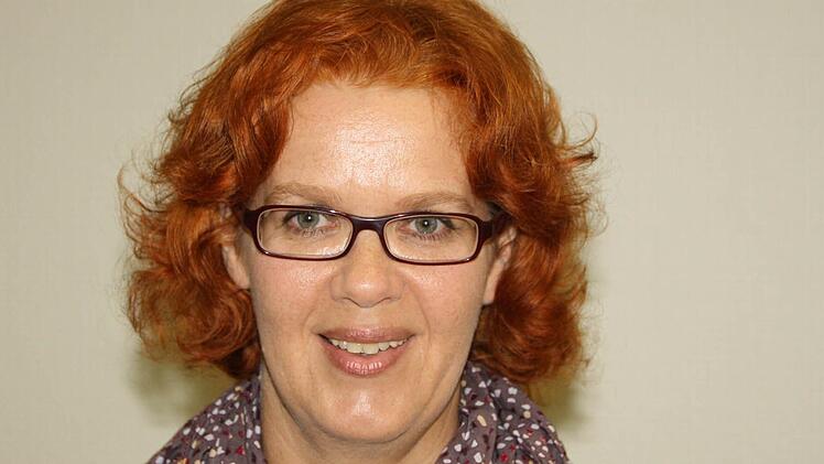 Über das Berufliche Fortbildungszentrum der Bayerischen Wirtschaft (bfz) in Schweinfurt arbeitet Birgit Baron an der Bad Kissinger Berufsschule. Die Hammelburgerin hat bereits ehrenamtlich mit Asylbewerbern gearbeitet und in Hammelburg Deutsch-Kurse geleitet. "Ich bin zuständig für alles, was außerhalb des Unterrichts passiert", beschreibt sie ihre Aufgabe. Das reiche von Seh- oder Hörproblemen bis zur Hilfestellung beim Busfahrplan und Behördengängen.