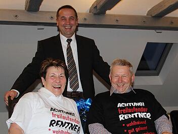 Eleonore Bergmann und Gerfried Macht wurden nach 36 beziehungsweise 33 Jahren bei der Verwaltungsgemeinschaft Kasendorf in den Ruhestand verabschiedet. Beide nahmen gerne auf dem "Rentnerbänkla" von Eleonore Bergmann Platz. Foto: Katharina Müller