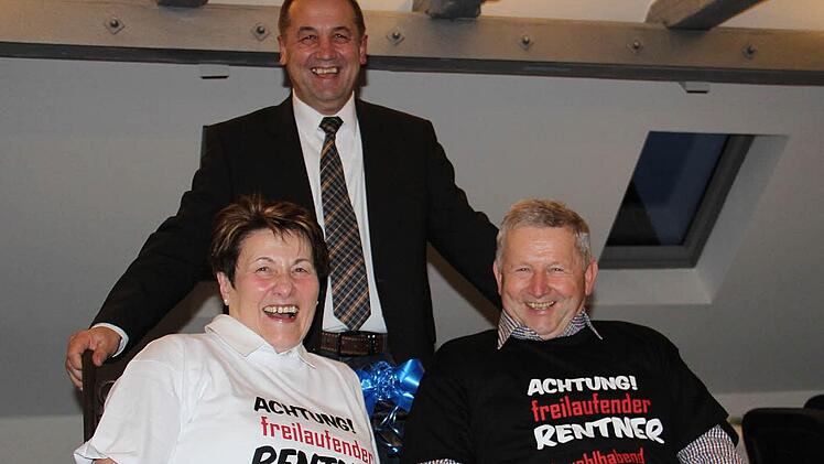 Eleonore Bergmann und Gerfried Macht wurden nach 36 beziehungsweise 33 Jahren bei der Verwaltungsgemeinschaft Kasendorf in den Ruhestand verabschiedet. Beide nahmen gerne auf dem "Rentnerbänkla" von Eleonore Bergmann Platz. Foto: Katharina Müller