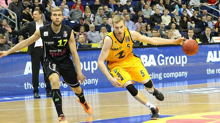 Niels Giffey (Alba Berlin) zieht an Peter Zeis vorbei. Foto: Eibner
