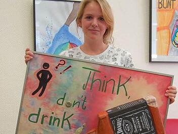 Leonie de Schutter präsentiert ihr Siegerplakat in der Jahrgangsstufe 9. Foto: Helke Renner