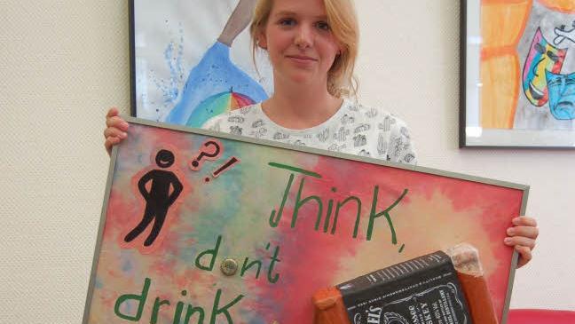 Leonie de Schutter präsentiert ihr Siegerplakat in der Jahrgangsstufe 9. Foto: Helke Renner