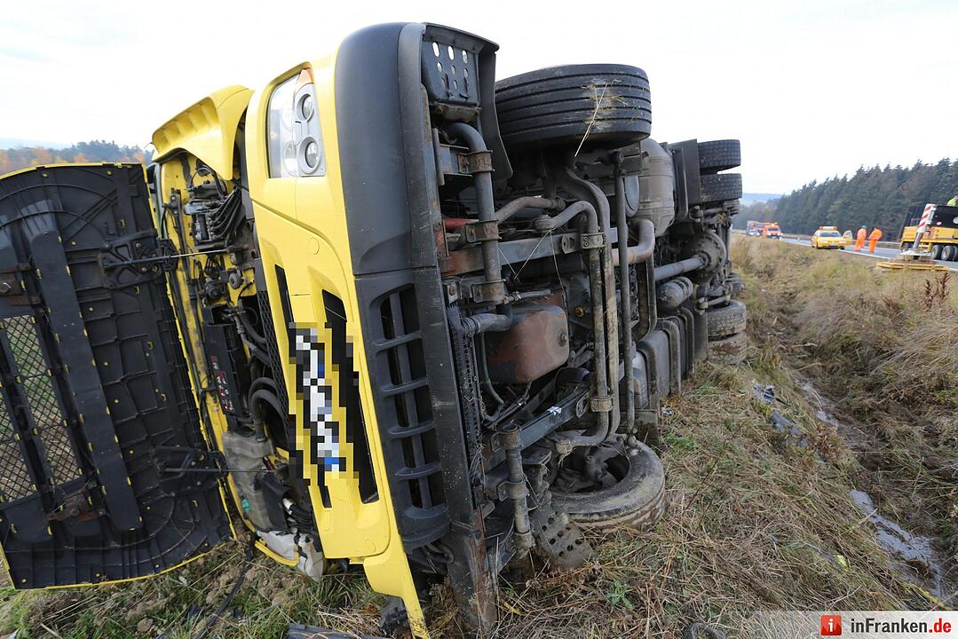 A72: Lkw kippt bei Köditz um
