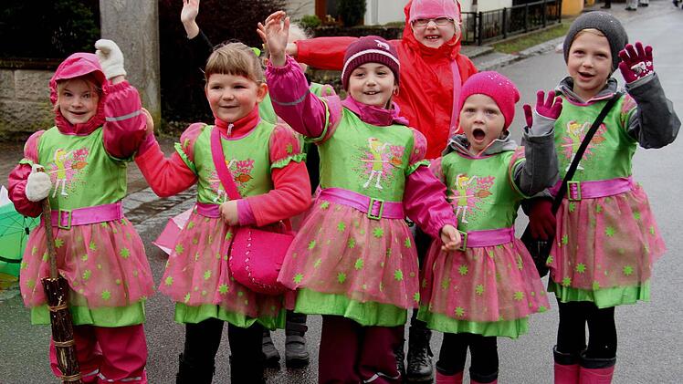 Auch die kleinste Faschingsgarde durfte nicht fehlen und war mit ihren Kostümen dabei. Foto: Günther Geiling