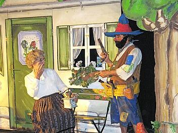 "Her mit der Kaffeemühle!" - Der Räuber Hotzenplotz, der hier gerade die Großmutter beraubt, ist in einer neuen Bühnenfassung des Karfunkeltheaters zu sehen - teils mit realen Schauspielern, teils mit Stabpuppen. Foto: privat
