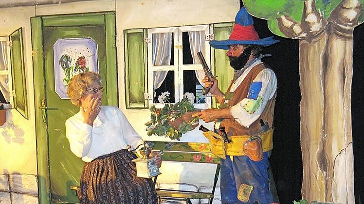 "Her mit der Kaffeemühle!" - Der Räuber Hotzenplotz, der hier gerade die Großmutter beraubt, ist in einer neuen Bühnenfassung des Karfunkeltheaters zu sehen - teils mit realen Schauspielern, teils mit Stabpuppen. Foto: privat
