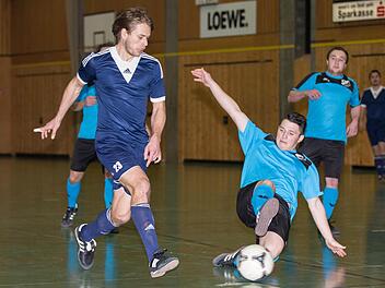 Die Mannschaft von 08/15 Friedersdorf mit Kristian Böhnlein (links) und die Staaberche Schrubbe (hellblaue Trikots) belegten beim Stammtisch-Turnier die Plätze 2 und 3. Foto: Heinrich Weiß