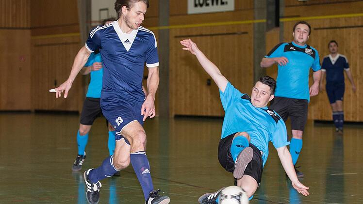 Die Mannschaft von 08/15 Friedersdorf mit Kristian Böhnlein (links) und die Staaberche Schrubbe (hellblaue Trikots) belegten beim Stammtisch-Turnier die Plätze 2 und 3. Foto: Heinrich Weiß