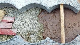 Für 167 Bohrlöcher wurden solche Bohrschablonen betoniert. Foto: Barbara Herbst