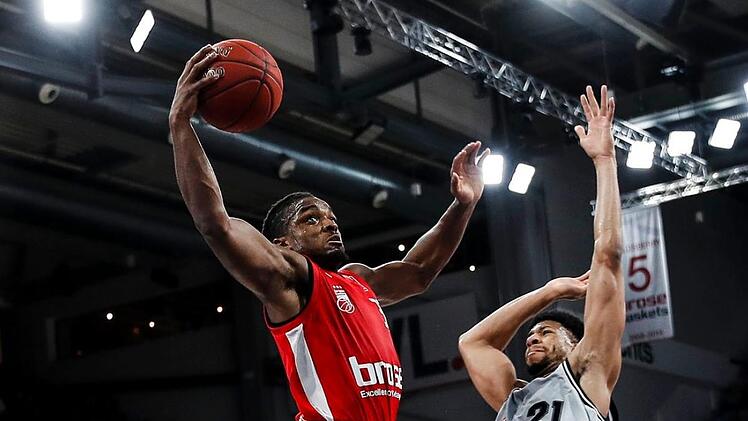 Neuzugang Retin Obasohan, der bei seinem Debüt im Brose-Trikot für knapp 17 Minuten auf dem Feld stand, setzt zum Dunking an; rechts der Gießener Jordan Barnett Foto: Daniel Löb.