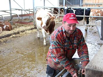 Landwirt Thomas Grau aus Großneuses hat schon zwei Kreuze aufgestellt.    Foto: Andreas Dorsch