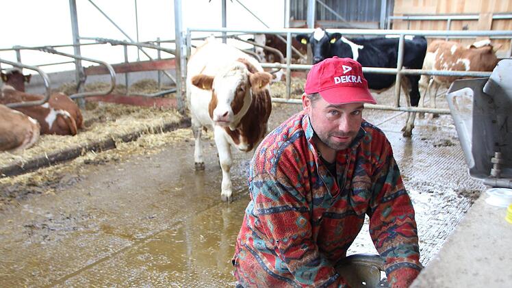 Landwirt Thomas Grau aus Großneuses hat schon zwei Kreuze aufgestellt.    Foto: Andreas Dorsch
