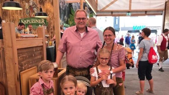 Norbert Groß sieht sich als Familienmensch. Unser Bild zeigt ihn mit Ehefrau Carolin und den vier Kindern beim Besuch der Kulmbacher Bierwoche: (von links) Max, Ella, Emil und Lina. Foto: privat