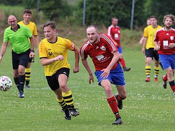 Jan Müller von der SpVgg Detter/Weißenbach im Laufduell mit Niklas Vorndran (SG Hassenbach). Foto: Sebastian Schmitt