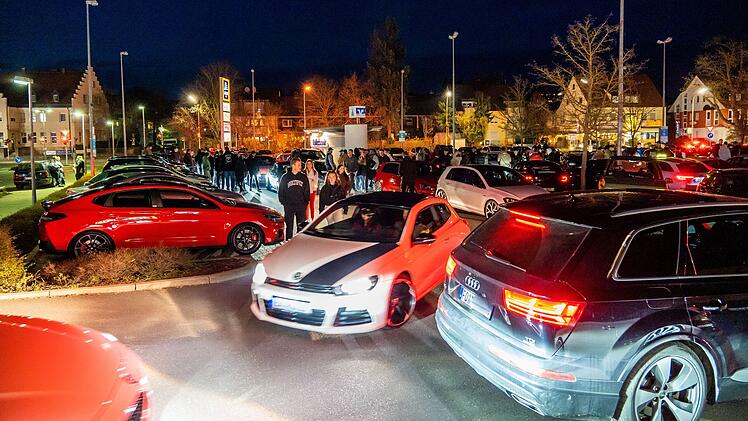 Forchheim: Hunderte treffen sich zu "Car-Freitag" - Tuner-Szene leitet Saison ein