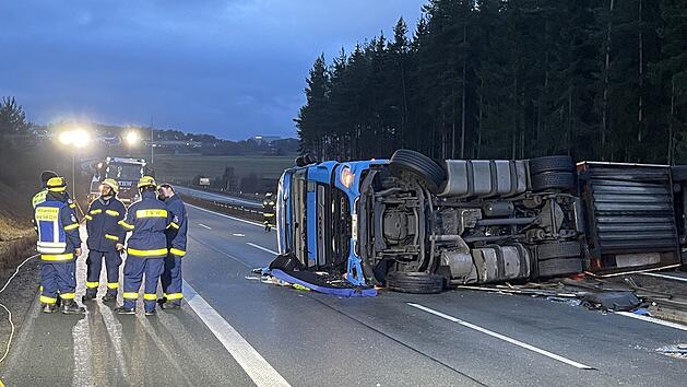 A93 bei H&ouml;chst&auml;dt: Lkw liegt quer auf Fahrbahn - Elf Verletzte