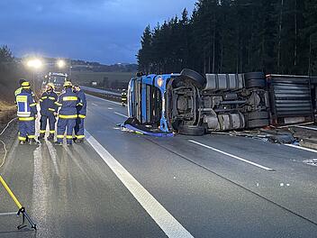 A93 bei Höchstädt: Lkw liegt quer auf Fahrbahn - Elf Verletzte
