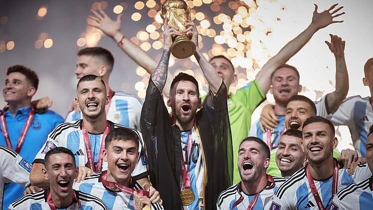 2022 reckte Lionel Messi den WM-Pokal für Argentinien in die Höhe. 2026 steht in den USA, Kanada und Mexiko das nächste Großturnier an.