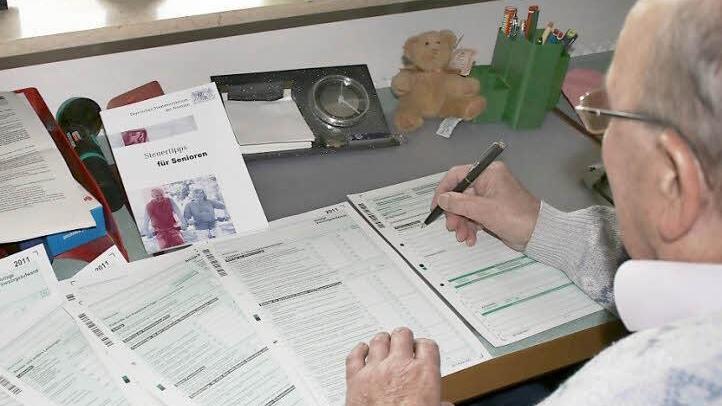 Auch Senioren müssen gegebenenfalls Einkommenssteuer zahlen . Viele werden jetzt vom Finanzamt aufgefordert, eine entsprechende Erklärung abzugeben. Foto:  Bartl